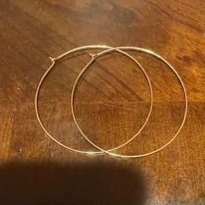 NWOT-GOLD HOOP EARRINGS
